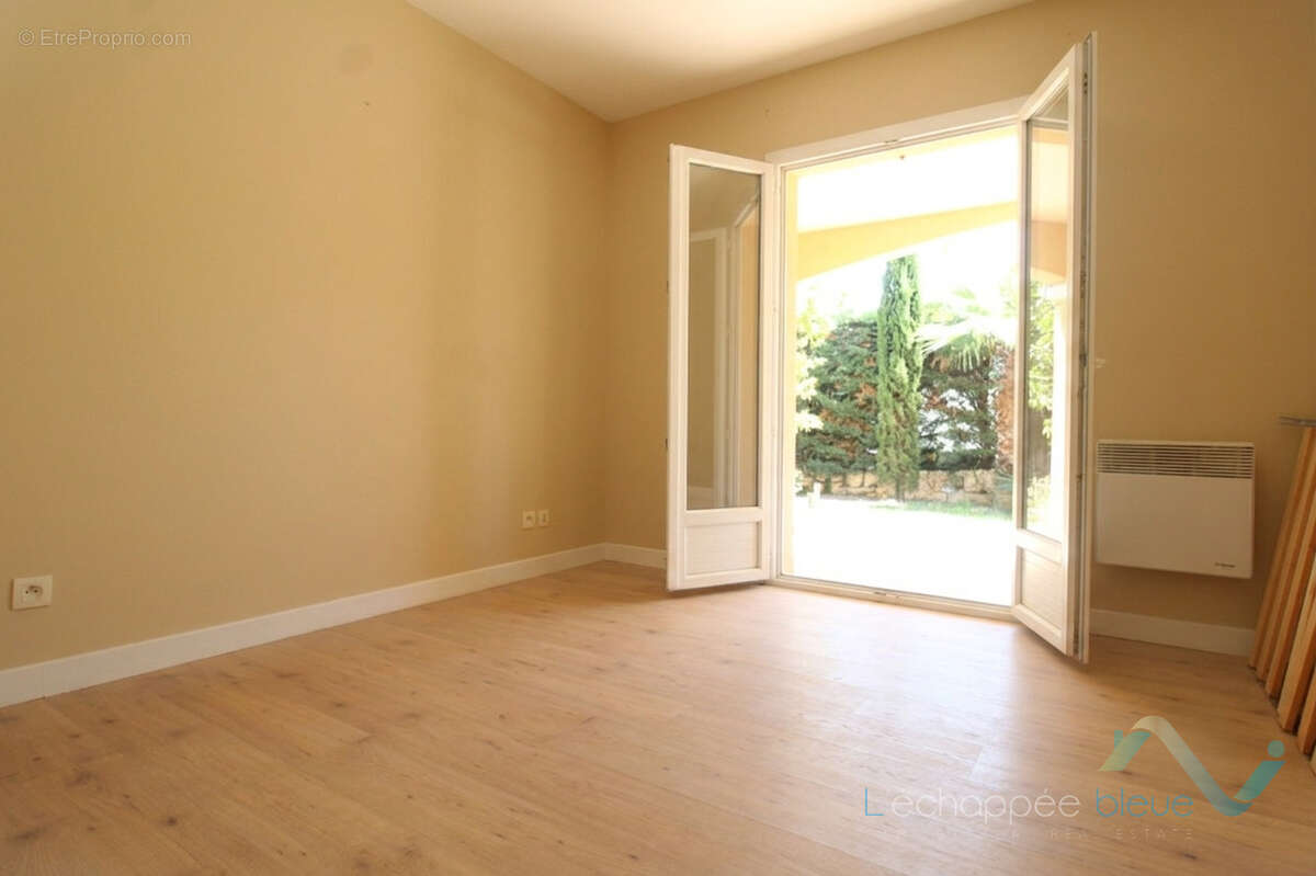 Vente appartement/maison T3 avec jardin  à Cogolin - photo 7