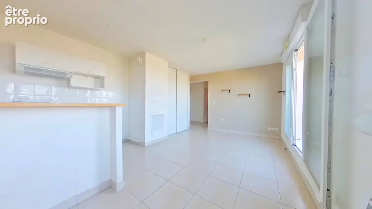 Dernier etage - avenue jean jaurès - apt t2 43m2 avec grand balcon, cave et parking - photo 5