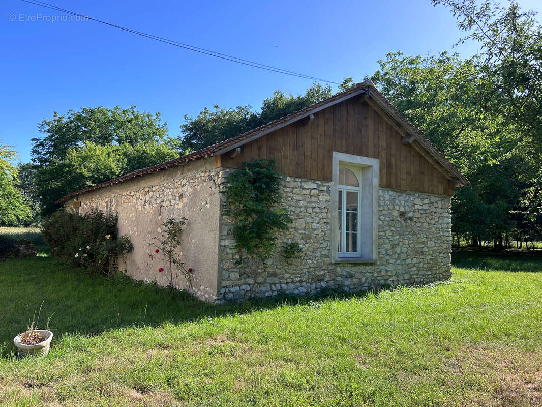 propriété située en  hameau Maison 100 m2 entièrement rénovée avec dépendances et terrain de plus d'un hectare - photo 21