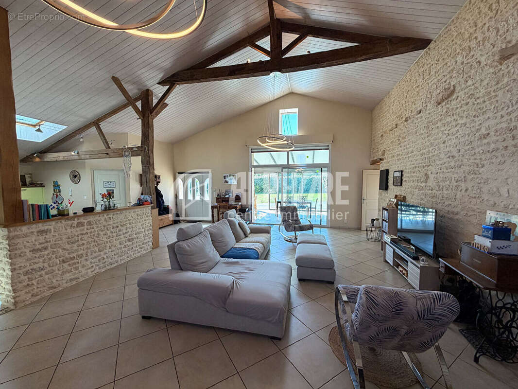 Maison familiale de 8 pièces à vendre à Sainte Gemme la Plaine - Réf. MIDE2265 - photo 2
