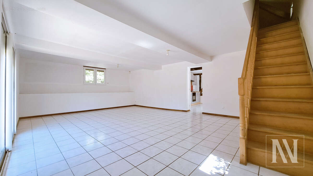 Maison familiale aux beaux volumes avec fort potentiel d'aménagement - photo 6