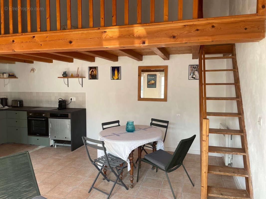 Pied à Terre avec petite cour pavée à 2 pas des commerces de St Sauveur. - photo 4