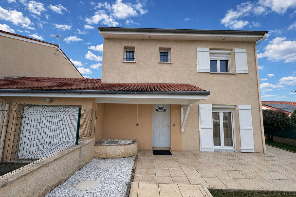 Maison à SAINT-JEAN-BONNEFONDS