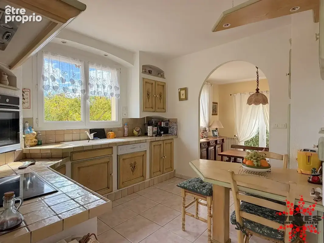 Maison traditionnelle avec pisicine sur un terrain de 922m2 - photo 6