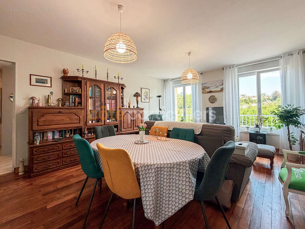 Appartement entièrement rénovée avec 3 chambres et garage - photo 3