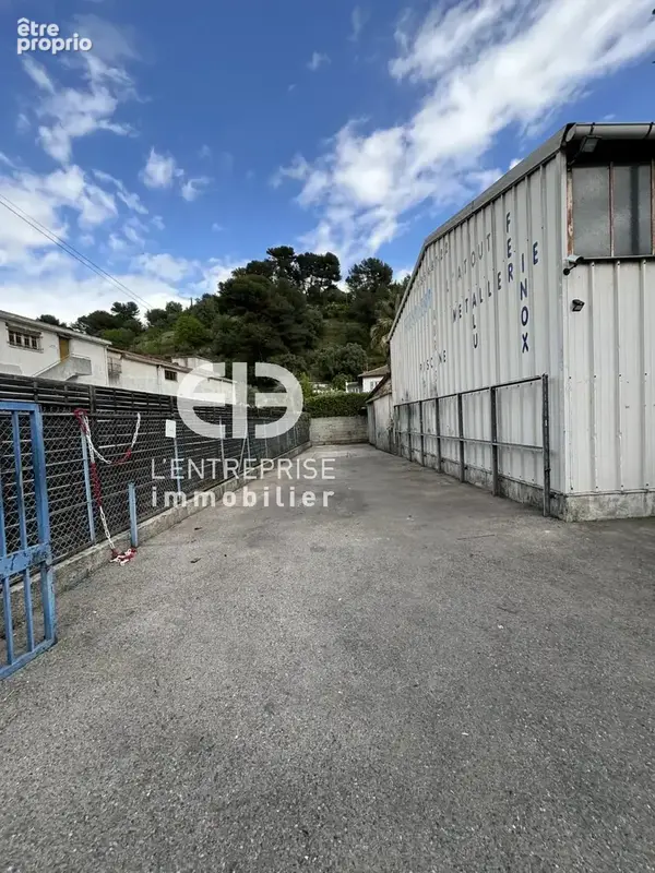 A VENDRE ENTREPÔT à ST ANDRE DE LA ROCHE d'une superficie de 400m² avec Bureaux et Extérieur de 500m² - photo 5