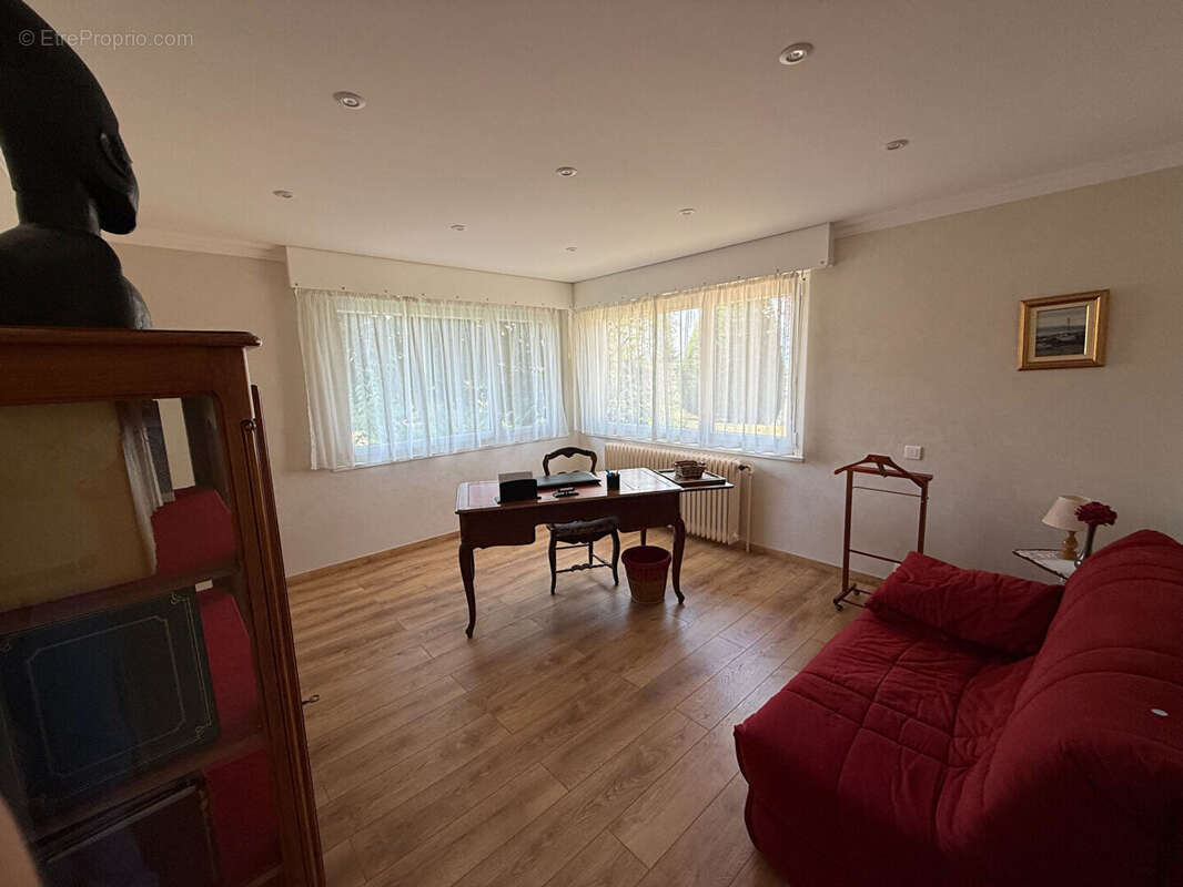 À vendre - Cranves-Sales - Maison d'architecte de 225 m² habitables sur 1 364 m² de terrain - photo 10
