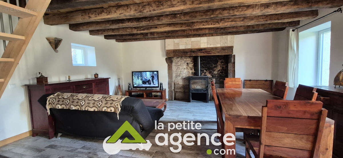 Maison en pierres avec poutres apparentes - photo 5