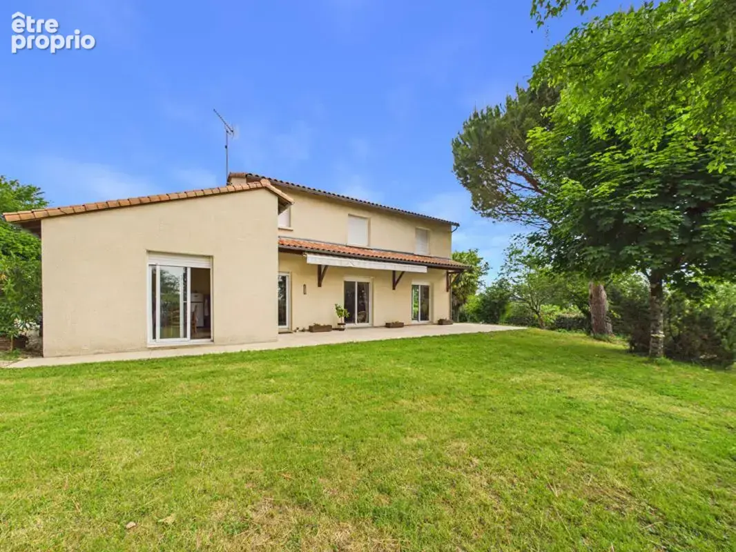 Maison à Ligugé de 230 m2 , 4 chambres +1 studio indépendant, jardin, garage - photo 2