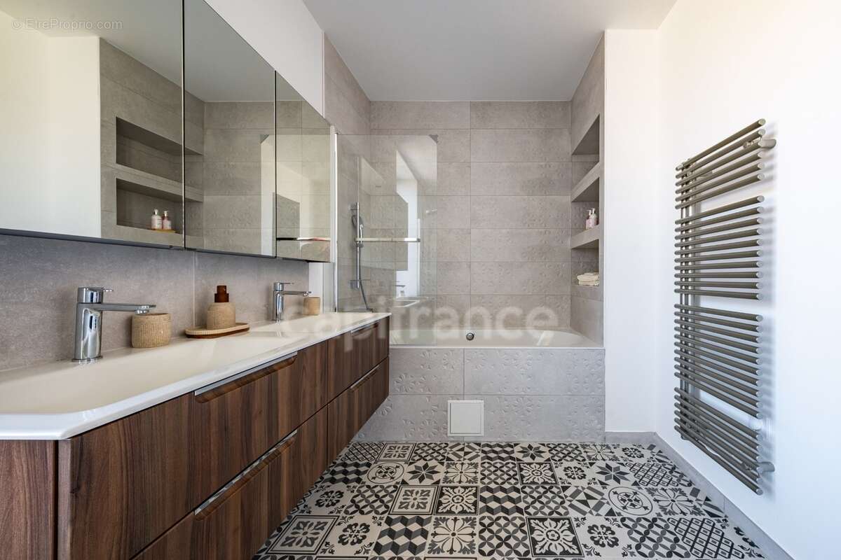 Propriété à vendre composée d'une demeure de Maitre et une deuxième maison avec piscine et jardin - photo 16