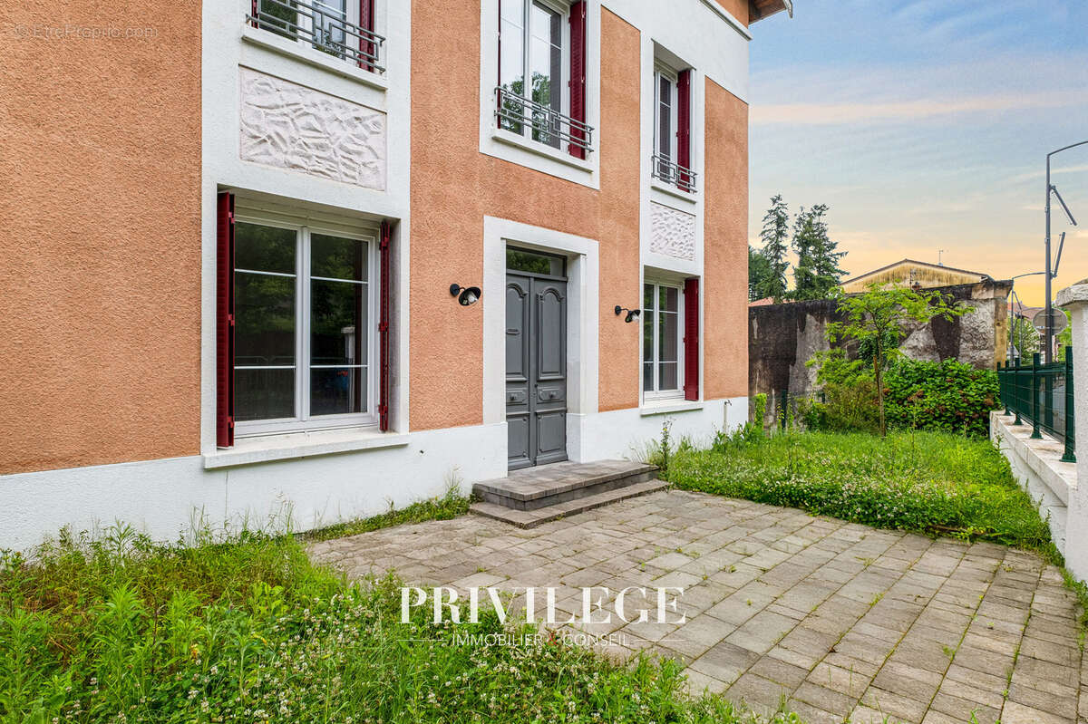 Appartement à CHARBONNIERES-LES-BAINS