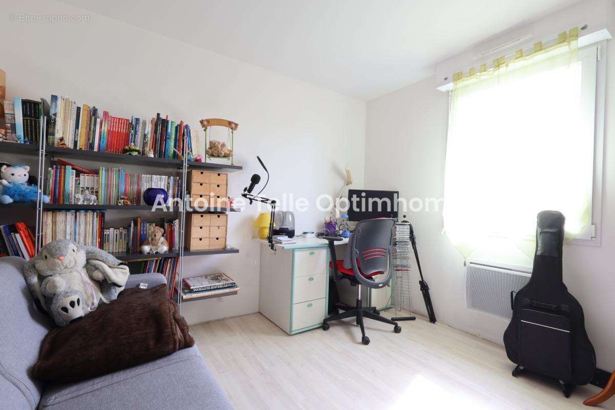 Salesches - Plain pied de 3 Chambres avec garage, terrasse et jardin clos - A découvrir rapidement ! - photo 7