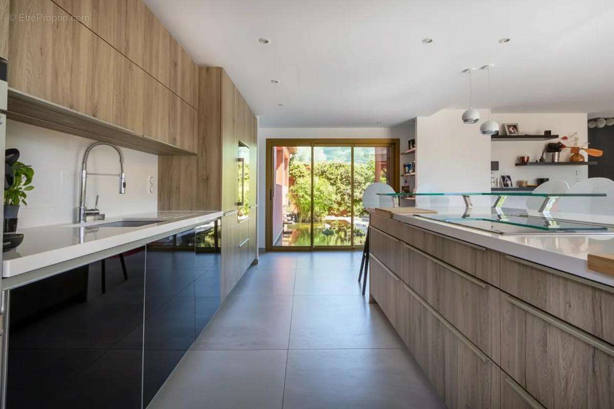 Maison de 8 pièces de 235 m² à Sanary-sur-Mer - photo 5