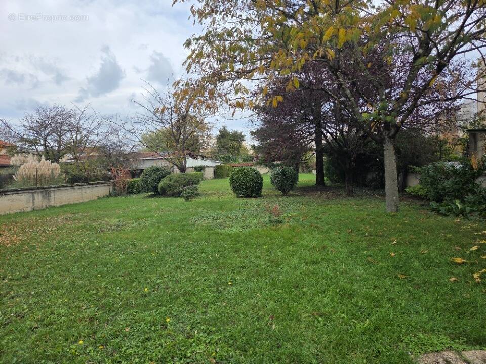 Terrain à VAULX-EN-VELIN