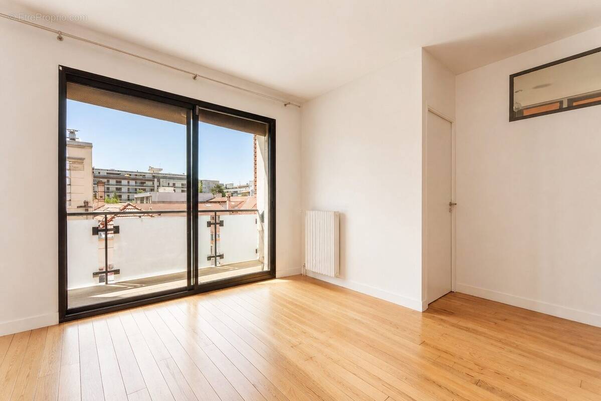 Salon vue balcon partie 1 - Appartement à PARIS-11E
