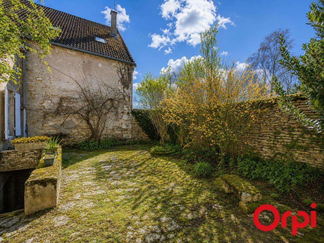  Charmante maison de village avec jardin et dépendances - photo 9