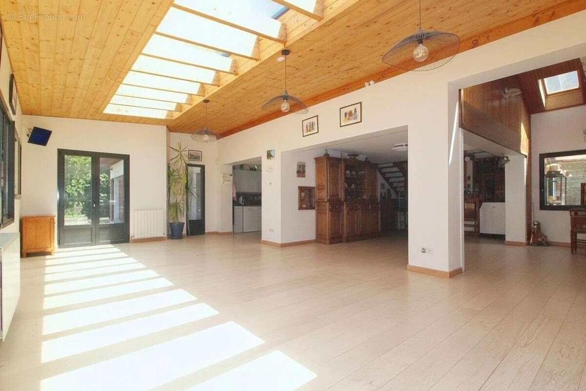 Maison 228 m² à Devecey  - photo 2