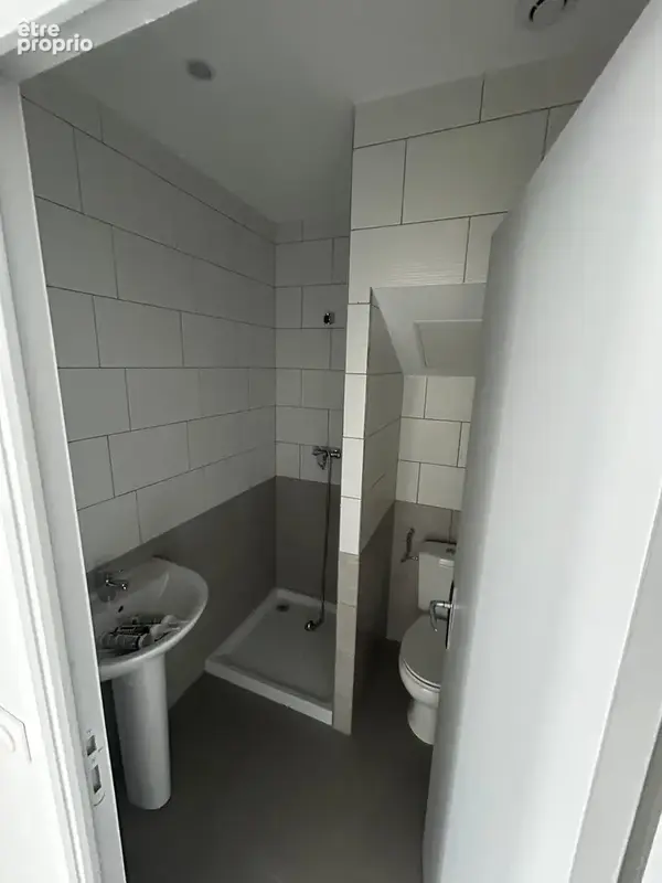 T2 33m2 - 2 eme etage- Entierement renové - Ideal investissement locatif - photo 5