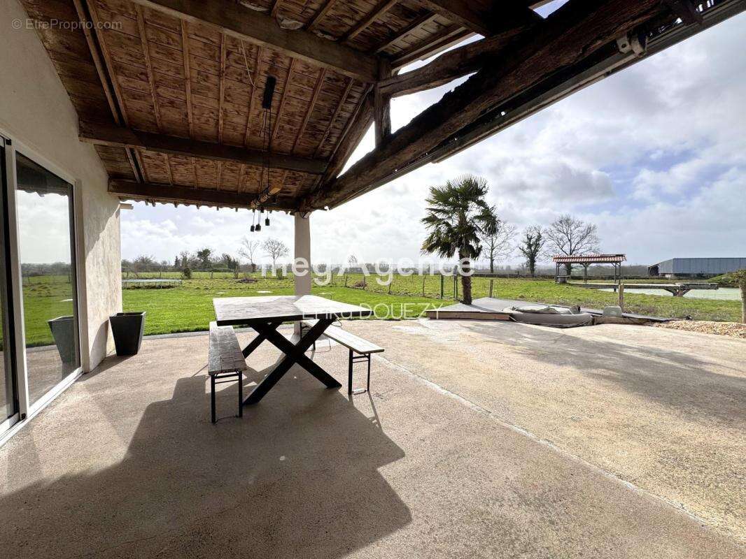 Longère en campagne 5 chambres, étang, piscine, dépendances - photo 2