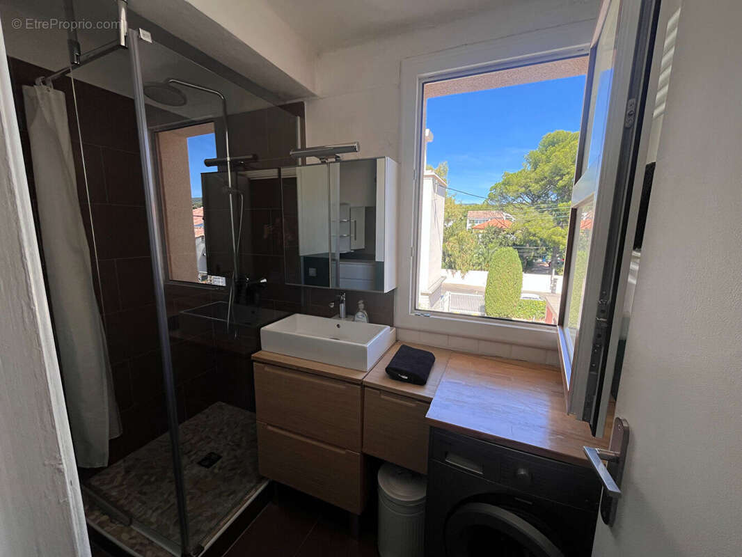 À deux pas des plages de La Ciotat Appartement T3/4 avec terrasse, aperçu mer et dernier étage - photo 6