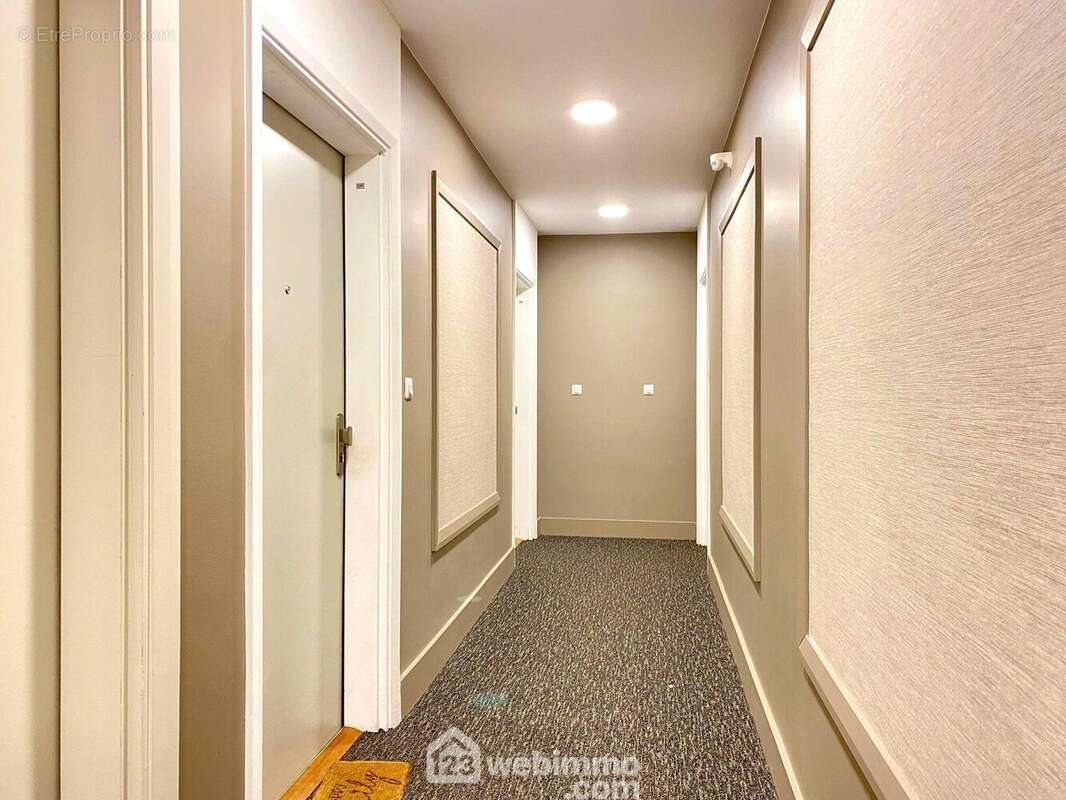 Commençons la visite par les parties communes - Appartement à RIS-ORANGIS