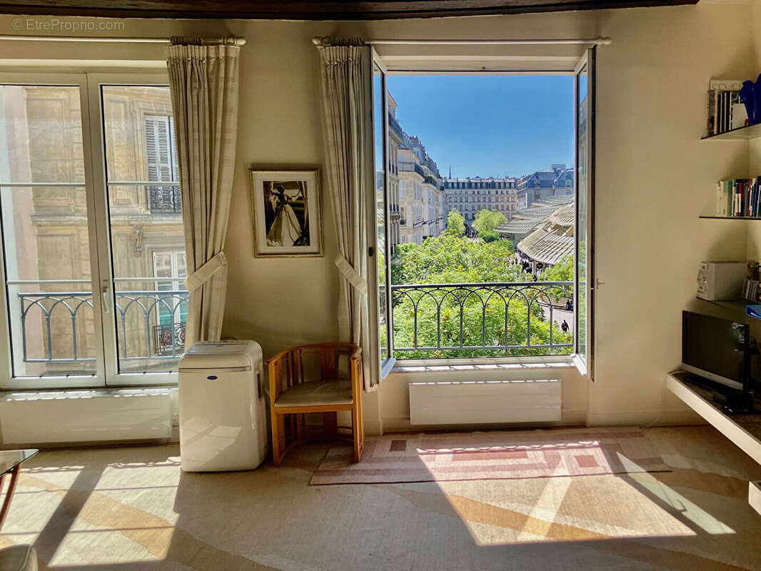 Appartement à PARIS-1E