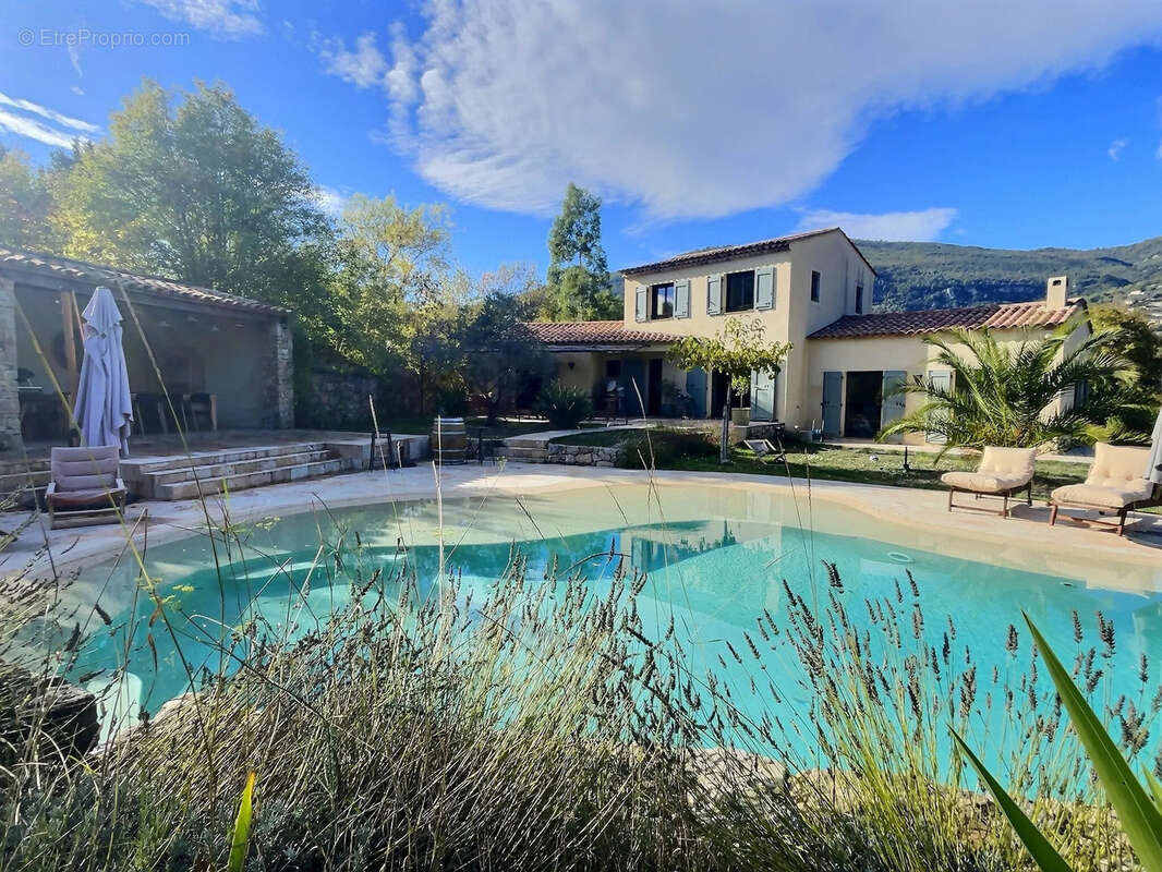 Maison à CHATEAUNEUF-GRASSE