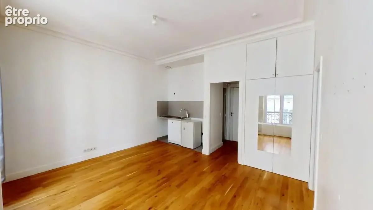 Paris XVIe – Avenue Victor Hugo / Arc de Triomphe - Appartement de 2P sur cour - photo 3