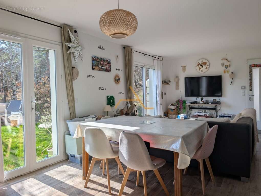 Maison à MONTJOUX