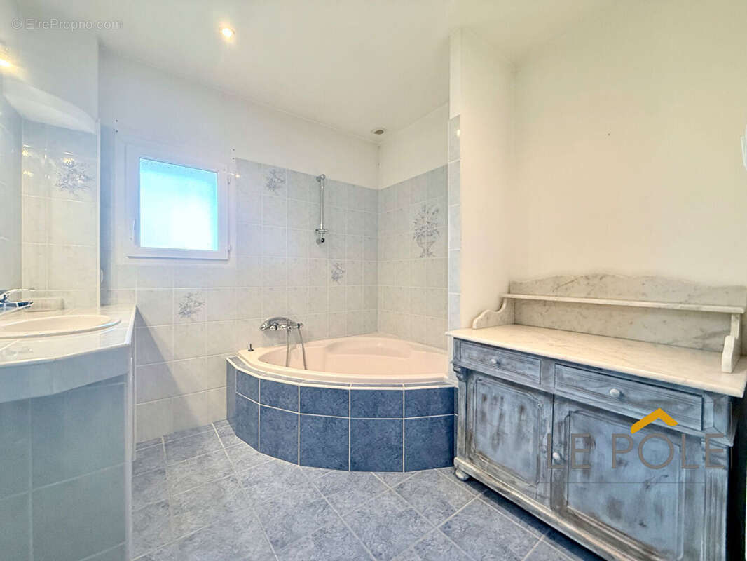 Maison à LA GARDE-ADHEMAR