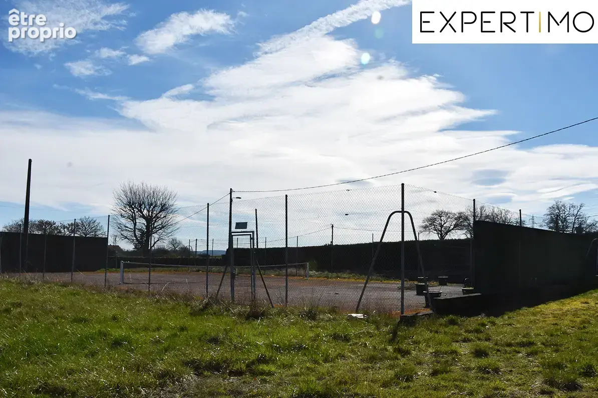 Menat, ensemble de 3 maisons, grange et terrain de tennis sur 7128m2 de terrain plat. - photo 8