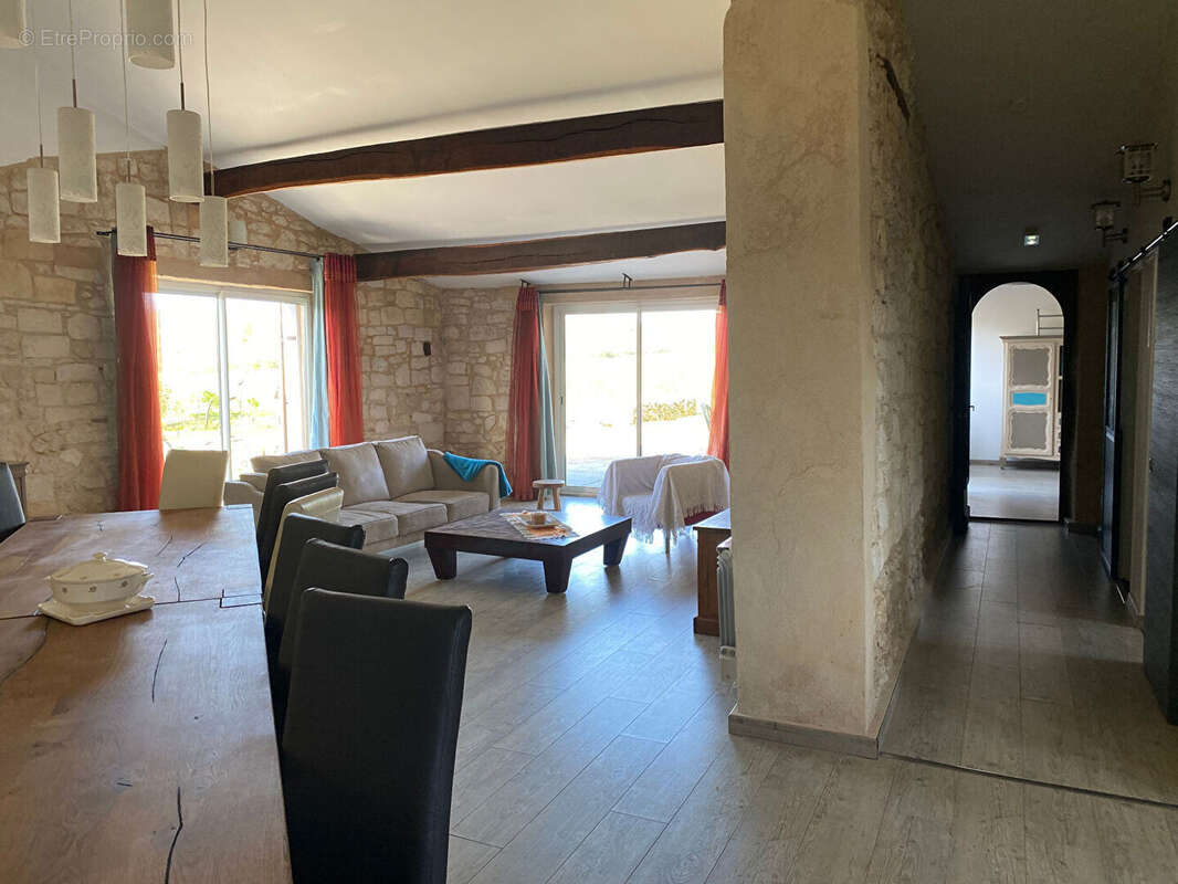 Maison à CAMIAC-ET-SAINT-DENIS