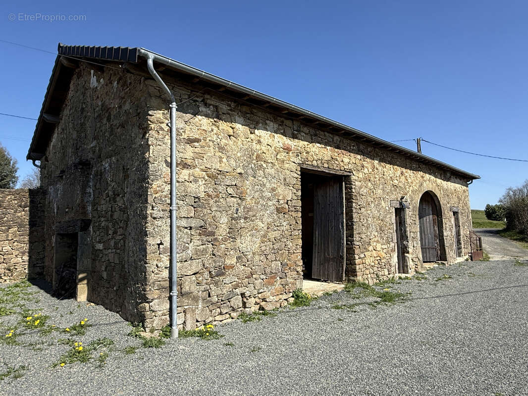 Propriete avec dependances et 11 ha de terrain - photo 27