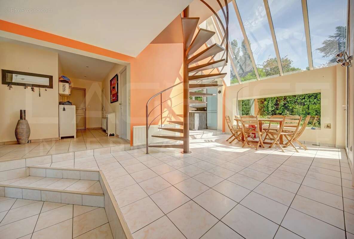 Maison familiale avec vue panoramique et piscine - photo 8
