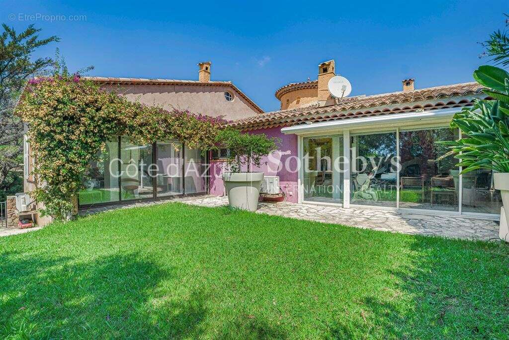 Théoule-sur-Mer, villa de quatre chambres avec piscine et terrain plat de 1 465 m² - photo 3