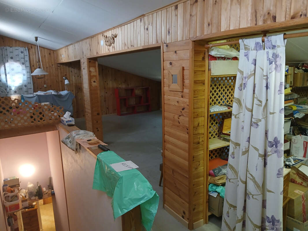 Villa sur 3 faces , 3 niveaux, 5 chambres , 2 bains, jardin , garage et parking. - photo 34