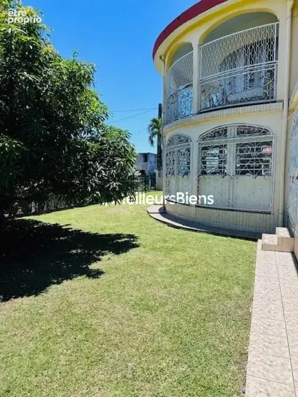 Baisse de prix !!! a vendre sur baie mahault proche commoditees grande villa  de 392 m² sur 796 m² de terrain - photo 3
