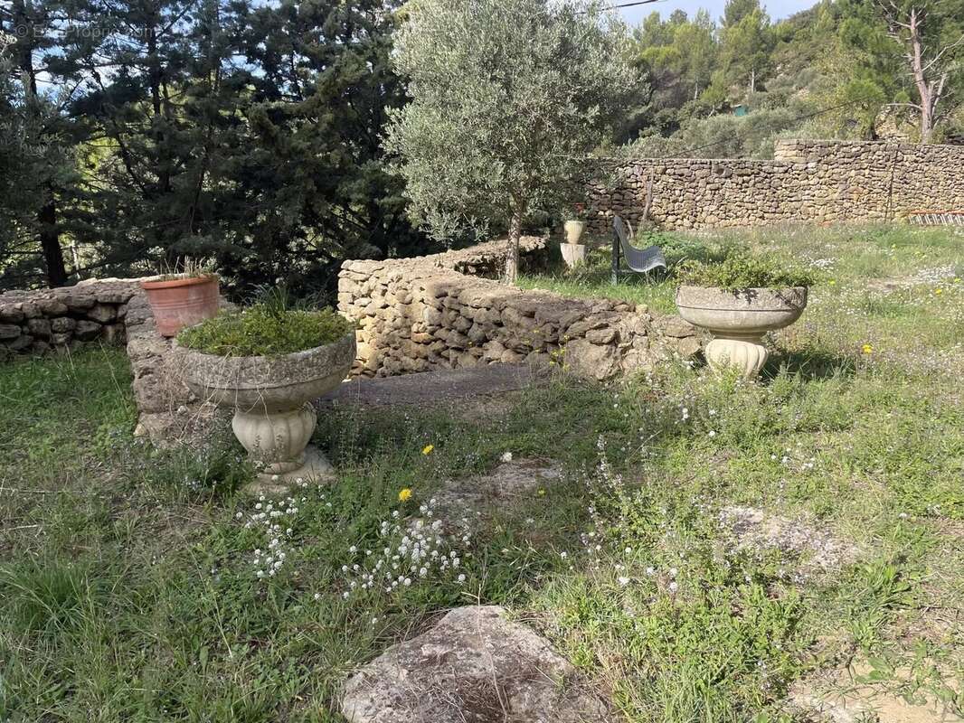 PELISSANNE Maison avec 2 logements au coeur des collines - photo 6