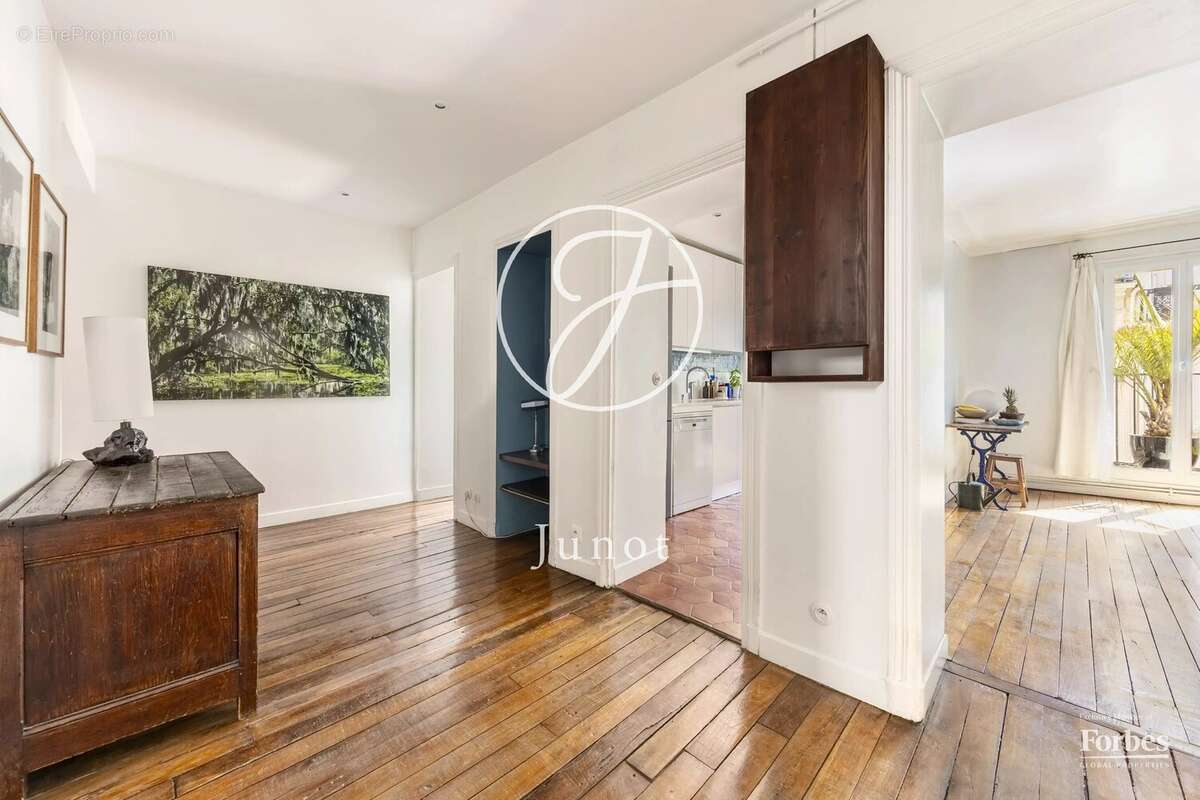 Paris 18e - CLIGNANCOURT - Appartement - 7 pièces - 160,12 m² Carrez - Balcon filant - Vue dégagée, ciel - photo 5