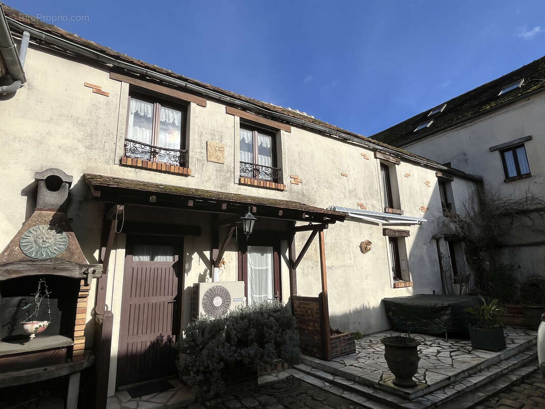 Maison à LA CHAPELLE-LA-REINE