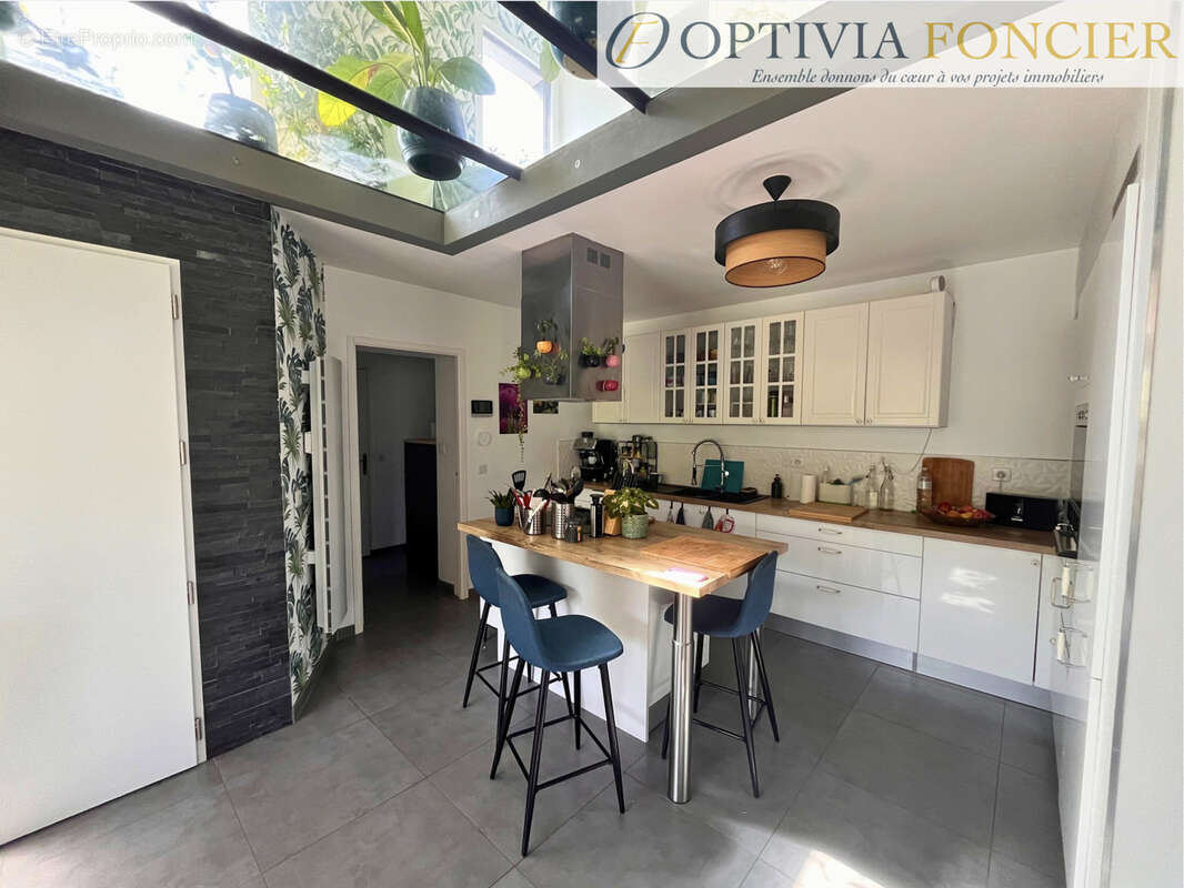 Maison contemporaine 2014 - T8 -  DPE : B 197 m2 - 1300 m2 de terrain - photo 9