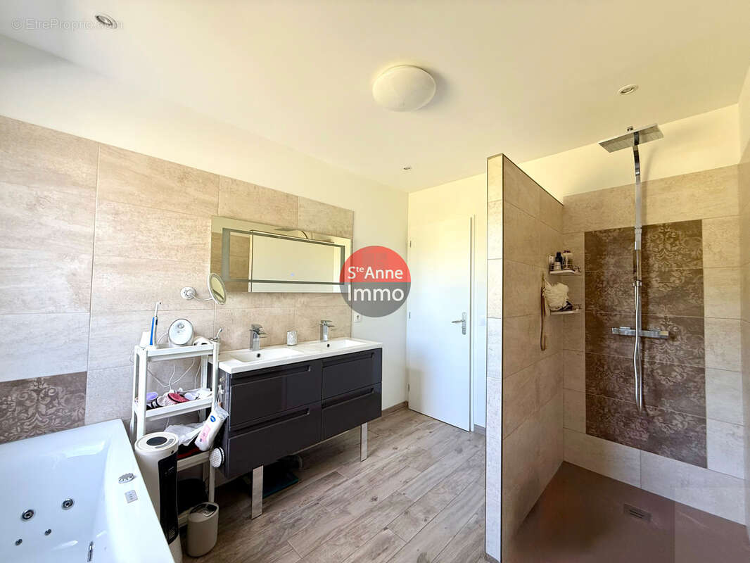 Vrely - pavillon individuelle - 106m2 - plain pied - 3 chambres - garage - jardin - cour - terrasse - photo 11