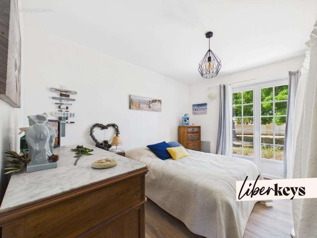 AUBIE-ET-ESPESSAS – Maison T5 rénovée 110 m² – Terrain 1 700 m² - photo 5