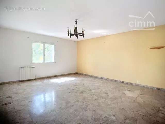 Maison à SAINT-PANTALEON-LES-VIGNES