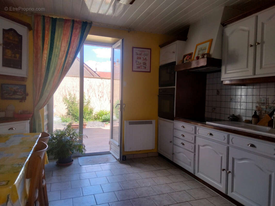 Maison de caractère de 153 m2 à Auxy   Beaux volumes, dépendances et jardin - photo 6