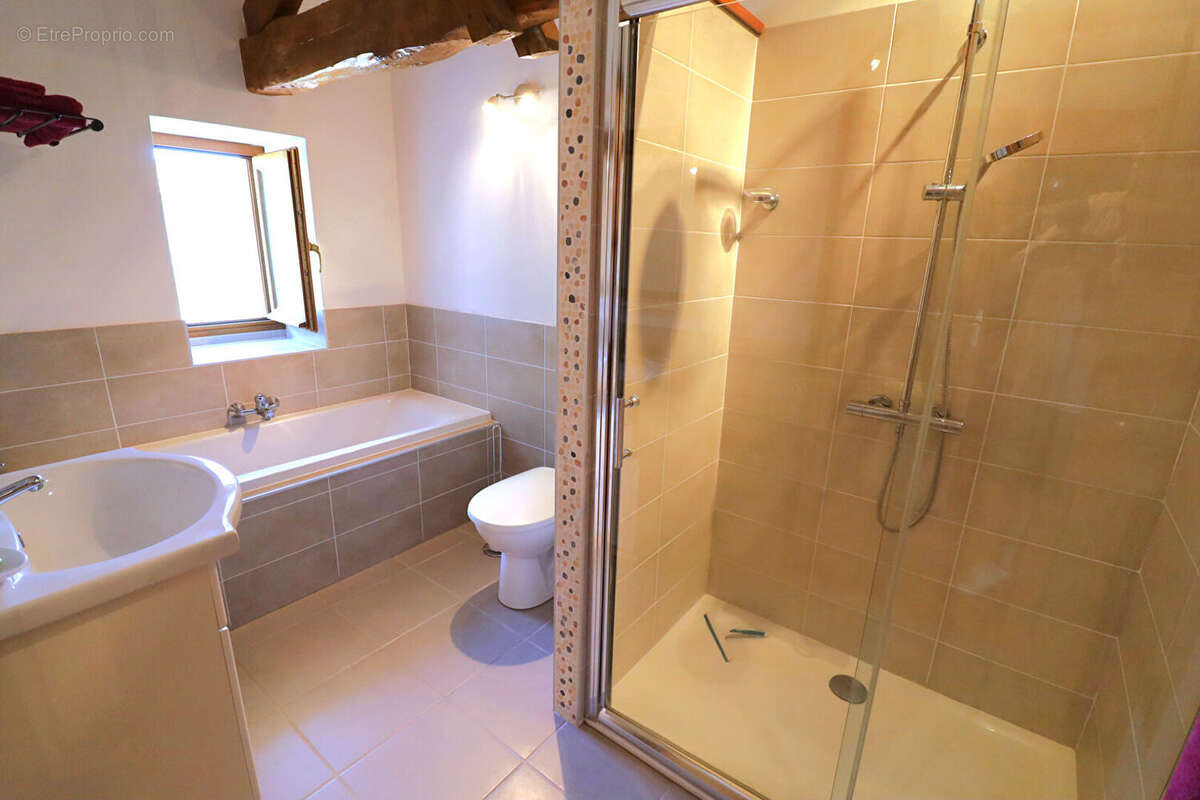 Maison de village rénovée  3 chambres avec salle d'eau privative  Village recherché - photo 4