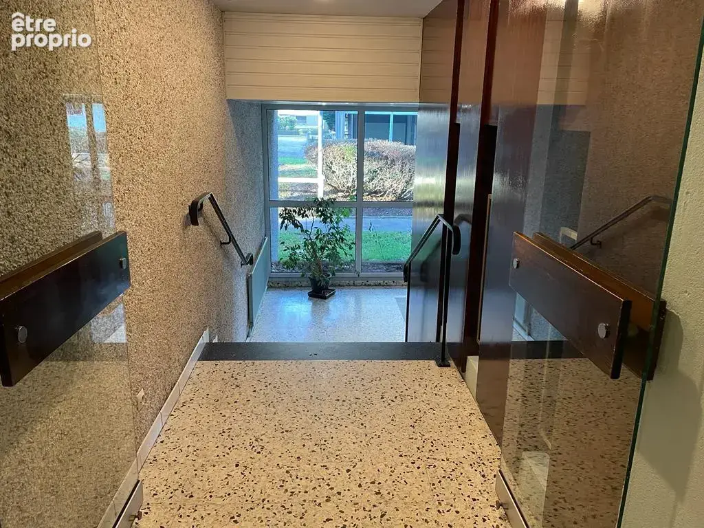 Appartement au RDC surélevé avec ascenseur, grand  séjour, trois chambres, cuisine équipée, salle de bains, pa - photo 2