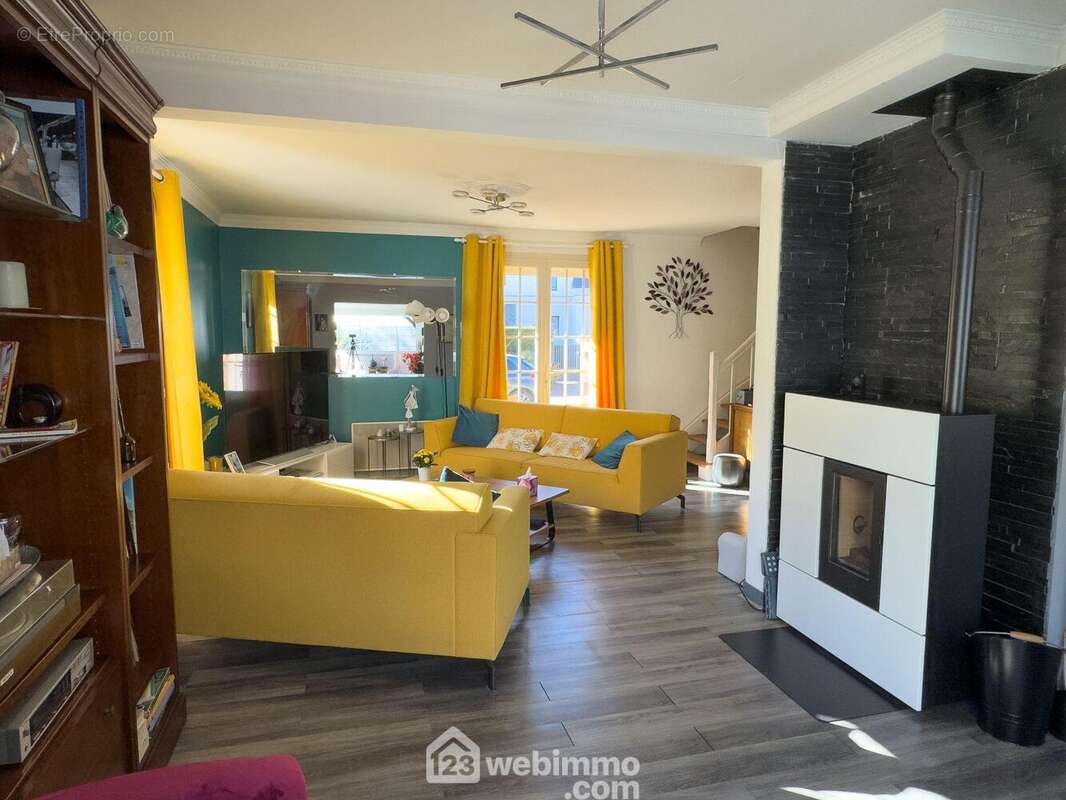 Le poêle de 2025 chauffe tout le RDC - Maison à JUIGNE-SUR-LOIRE