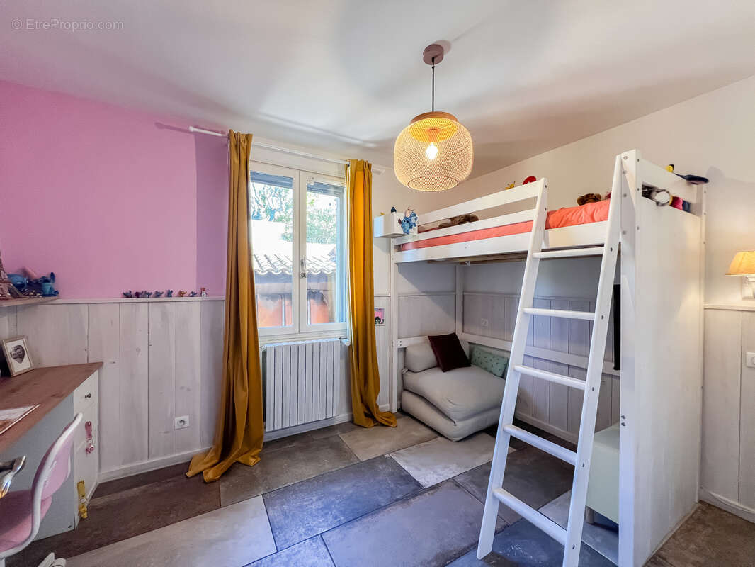 Maison à SAINT-MITRE-LES-REMPARTS