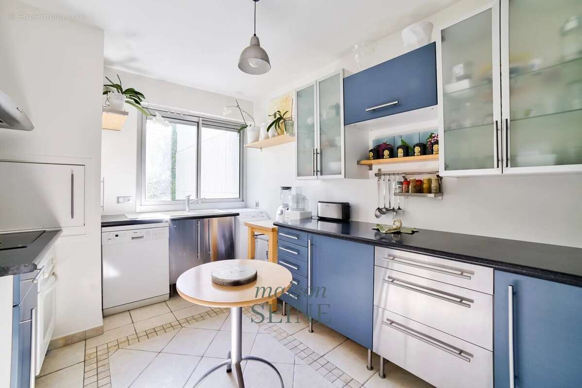 Appartement à NEUILLY-SUR-SEINE